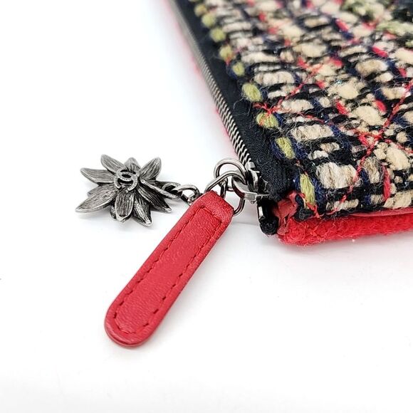 Chanel Charm Decorated Tweed Clutch New Medium - Picture 3 of 5